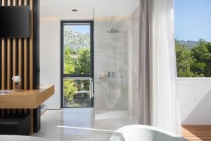Koupelna v ubytování 5-Star Villa Calma II with Heated Pool & Jacuzzi Oasis