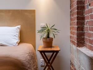 The Thomas Gregg Apartments客房内的一张或多张床位