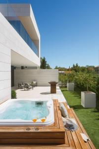 Bazén v ubytování 5-Star Villa Calma II with Heated Pool & Jacuzzi Oasis nebo v jeho okolí
