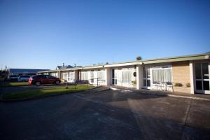 un aparcamiento vacío frente a un edificio en 45 on Avenal Motel, en Invercargill