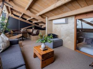 但尼丁The Thomas Gregg Apartments的带沙发和桌子的客厅