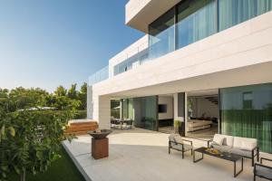 Posezení v ubytování 5-Star Villa Calma II with Heated Pool & Jacuzzi Oasis
