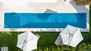 Bazén v ubytování 5-Star Villa Calma II with Heated Pool & Jacuzzi Oasis nebo v jeho okolí