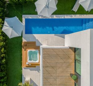 Bazén v ubytování 5-Star Villa Calma II with Heated Pool & Jacuzzi Oasis nebo v jeho okolí