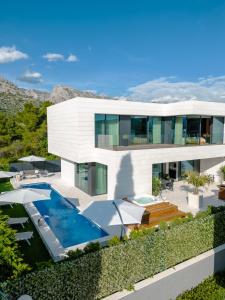 Bazén v ubytování 5-Star Villa Calma II with Heated Pool & Jacuzzi Oasis nebo v jeho okolí