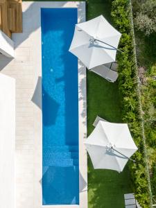 Bazén v ubytování 5-Star Villa Calma II with Heated Pool & Jacuzzi Oasis nebo v jeho okolí