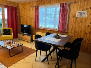 TV a/nebo společenská místnost v ubytování L'Hérensarde, bel appartement avec jardin-terrasse et garage