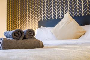 um quarto com uma cama com toalhas em Luxurious & Spacious Apartment em Reading