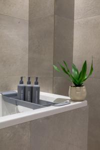 Ένα μπάνιο στο Luxurious & Spacious Apartment
