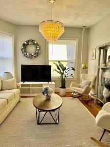 sala de estar con sofá y TV en Large Elegant Home Walk to BROWN RISD, en Providence