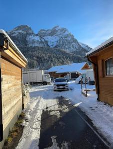 Chalet at Ski Lift (Gsteig b. Gstaad) בחורף