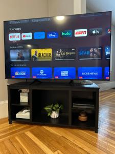 TV a/nebo společenská místnost v ubytování *Cozy, Convenient Boston. Indulge, you deserve it*