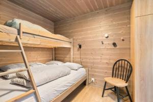 1 dormitorio con litera y silla en Leilighet - Panorama view - Sogndal Skisenter Hodlekve, en Sogndal