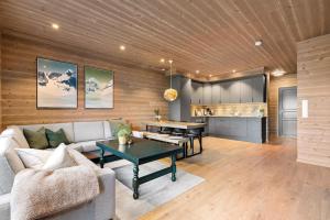 una sala de estar con un sofá y una mesa en Leilighet - Panorama view - Sogndal Skisenter Hodlekve, en Sogndal