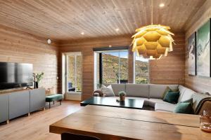 una sala de estar con un sofá y una mesa en Leilighet - Panorama view - Sogndal Skisenter Hodlekve, en Sogndal