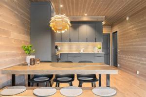 Una cocina con una gran mesa y sillas de madera. en Leilighet - Panorama view - Sogndal Skisenter Hodlekve, en Sogndal 21 fotos más