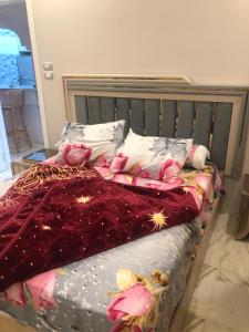New Villa Carimo في القصير: غرفة نوم مع سرير مع وسائد وردية