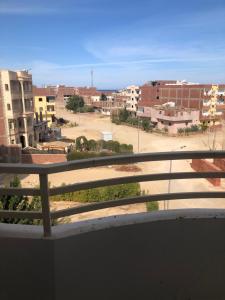 uma vista para a cidade a partir de uma varanda em New Villa Carimo em El Quseir