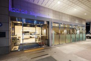 首爾的住宿－東大門伍吉儒庫帕住宿公寓式酒店，大楼前方装有玻璃门的商店
