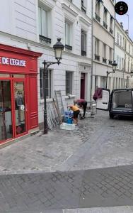 Un par de personas están trabajando en una calle. en Suite Eiffel- Perfect location, en París