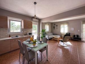 Гостиная зона в MyseA VillasNikiti