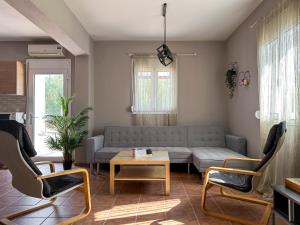 Гостиная зона в MyseA VillasNikiti