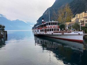 um barco está ancorado na água de um lago em Villa Mazzano em Riva del Garda