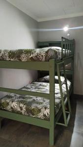 Pokój z 2 łóżkami piętrowymi w pokoju w obiekcie Casa Magnolia w mieście Tarija
