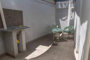 een kleine kamer met een tafel en stoelen bij Casa Magnolia in Tarija