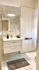 bagno bianco con lavandino e specchio di Casa di Taty B&B a Mestre