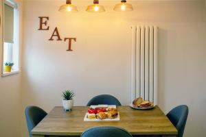 einen Esstisch mit einem Teller Essen drauf in der Unterkunft Stylish and cosy cottage in the heart of Yorkshire in Leeds