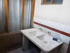 a bathroom with a sink in a room at Departamento Acogedor _ EDIF. MAIRANA in Cochabamba