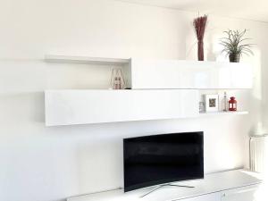 TV a/nebo společenská místnost v ubytování [10 min. da Sanremo] Appartamento Vista Mare