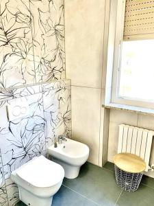 uma casa de banho com um WC e um lavatório em [10 min. da Sanremo] Appartamento Vista Mare em Taggia