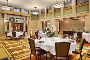 En restaurant eller et spisested på The Historic Park Inn Hotel