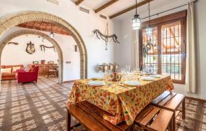 comedor con mesa y mantel amarillo en Casa Rural Pío, en Ríofrío