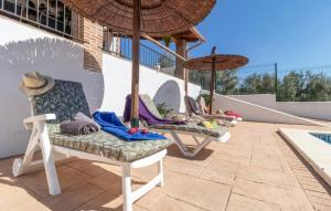 eine Terrasse mit Stühlen und Sonnenschirmen neben einem Pool in der Unterkunft Casa Rural Pío in Ríofrío