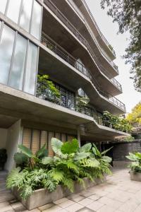 un edificio con plantas a su lado en Luxury Apartment in La Condesa!, en Ciudad de México