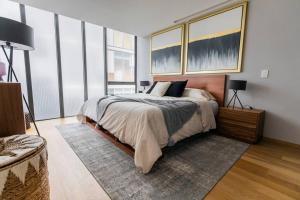 1 dormitorio con 1 cama en una habitación con ventanas en Luxury Apartment in La Condesa!, en Ciudad de México