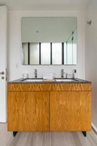 baño con 2 lavabos y espejo grande en Luxury Apartment in La Condesa!, en Ciudad de México