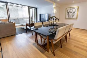 comedor con mesa y sillas en Luxury Apartment in La Condesa!, en Ciudad de México