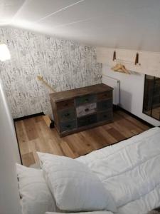 1 dormitorio con 1 cama y vestidor en una habitación en Studio aux Granges du Vilaret, en Clairvaux-les-Lacs