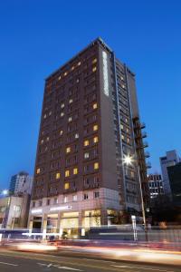 首爾的住宿－東大門伍吉儒庫帕住宿公寓式酒店，前面有一条街道的高楼