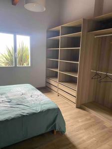 1 dormitorio con cama, estanterías y ventana en Maison basque piscine spa 