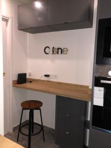 a kitchen with a counter with a stool and a stove at Magnifique appartement pouvant accueillir 6 personnes à 20 minutes de paris in Antony