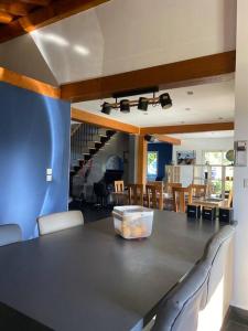 cocina y comedor con mesa y sillas en Maison basque piscine spa 