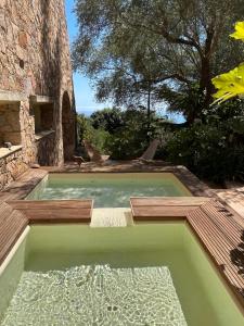 una piscina al centro di una casa di Maison En Pierre Corse Vue Mer a Sari Solenzara