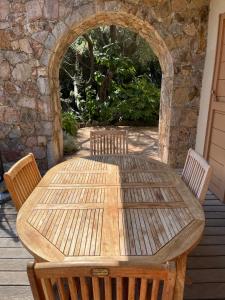 サリ・ソランザラにあるMaison En Pierre Corse Vue Merの木製テーブル(椅子2脚付)