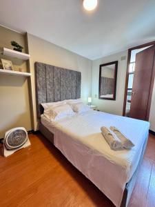 Un dormitorio con una cama grande con zapatos. en Apartamento hermoso central, en Bucaramanga