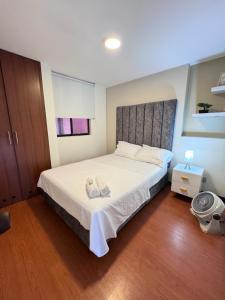 Un dormitorio con una cama con dos zapatos. en Apartamento hermoso central, en Bucaramanga